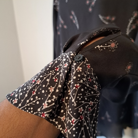 LOFT Outlet charcoal gray and floral blouse. Long Sleeve scoop neck. Size Medium - Picture 7 of 12